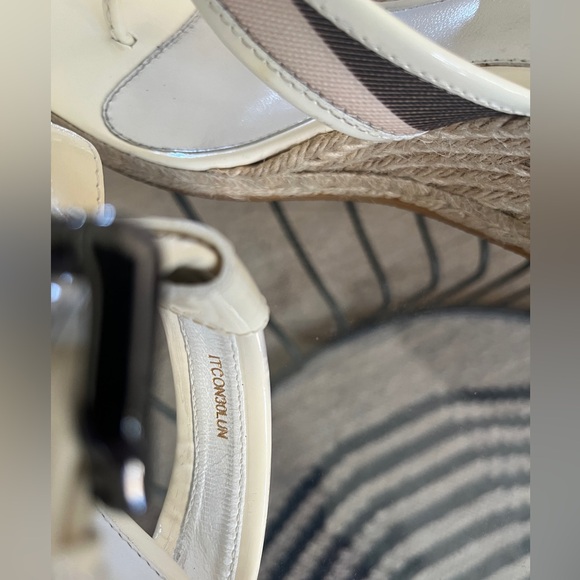 BURBERRY white patent leather with Novacheck thong heels. Size 41. Preloved. - Picture 8 of 9
